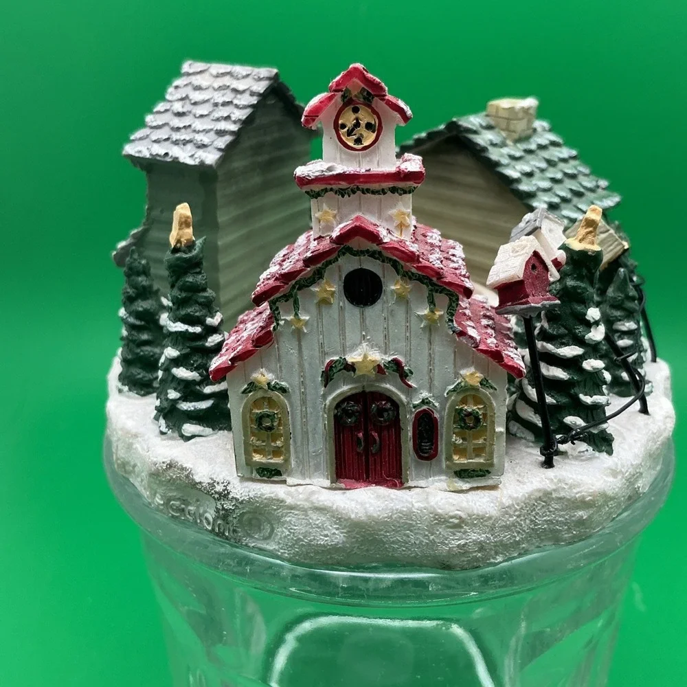 Vintage Yankee Candle, Kathy Hatch Christmas Village Resin‎ Candle Capper
